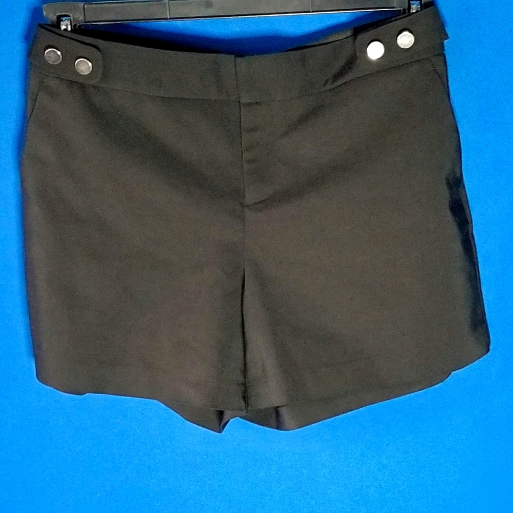 ELLE Black Short Shorts Stylish Silver Buttons And Functional Front Pockets
